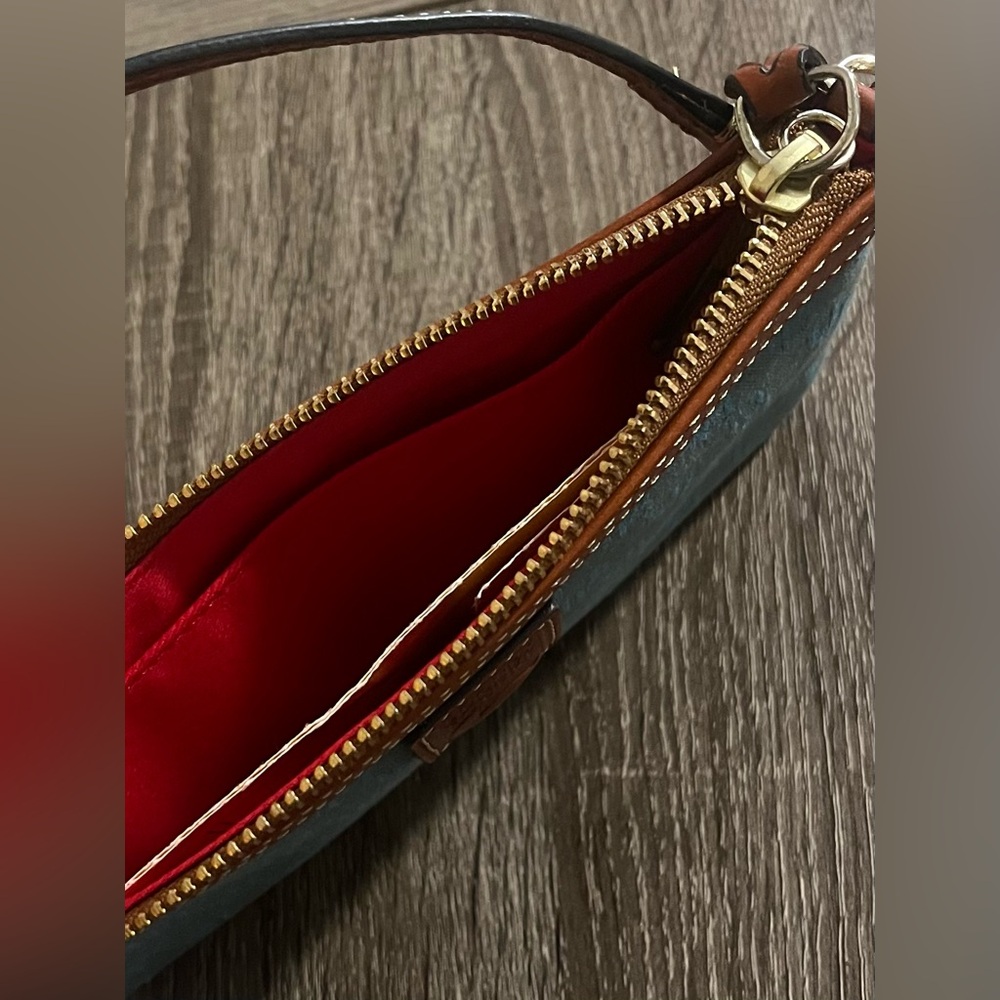 Stunning Dooney & Bourke wristlet - Picture 4 of 6